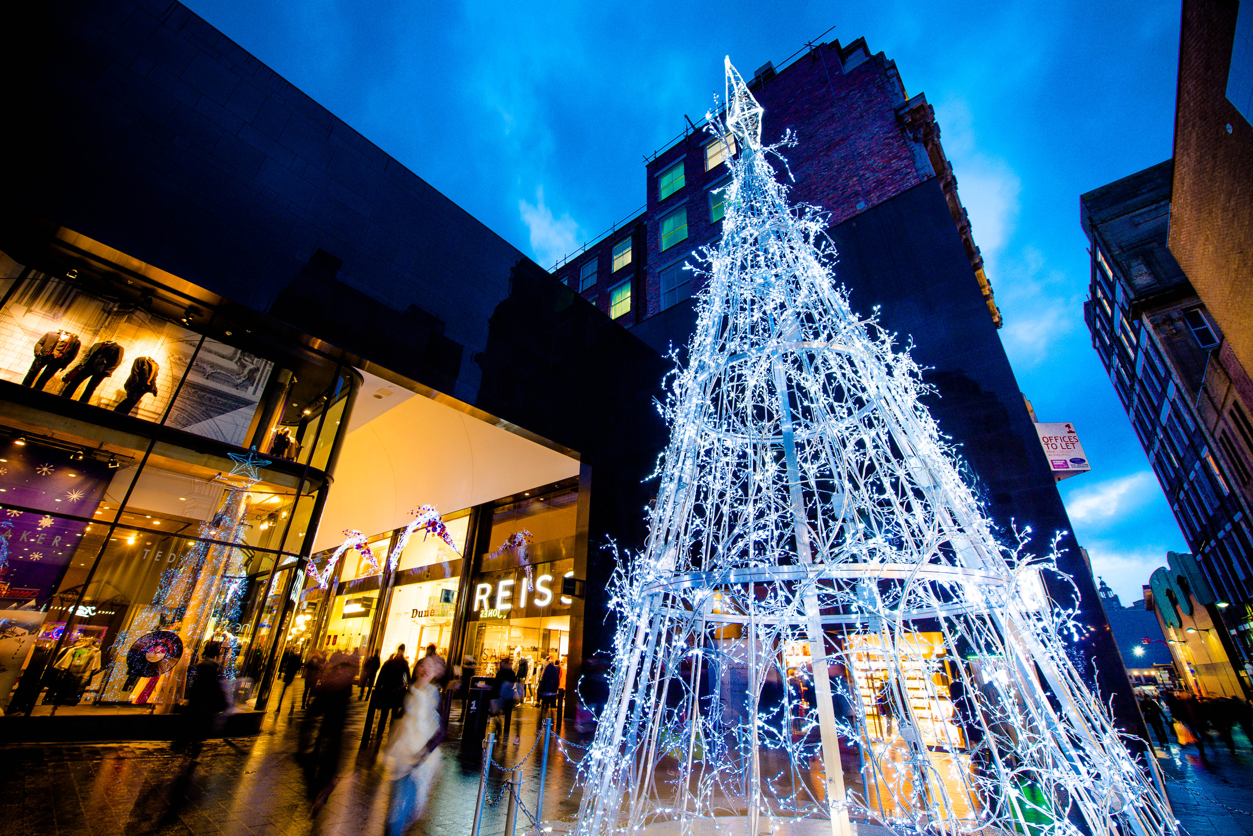 Chritsmas-tree-in-Peters-Lane-at-Liverpool-ONE